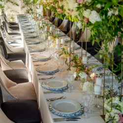 cina pe lung setup decor masa lungime flori sfesnice scaune