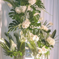 maison dadoo nunta cort studio buftea exotic decor flori frunze alb verde scaune washington cupru auriu